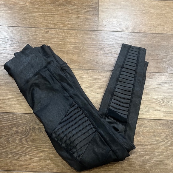 Alo Yoga High-Waist Moto Leggings Black Size Small Textured Athletic Athleisure - Picture 3 of 14